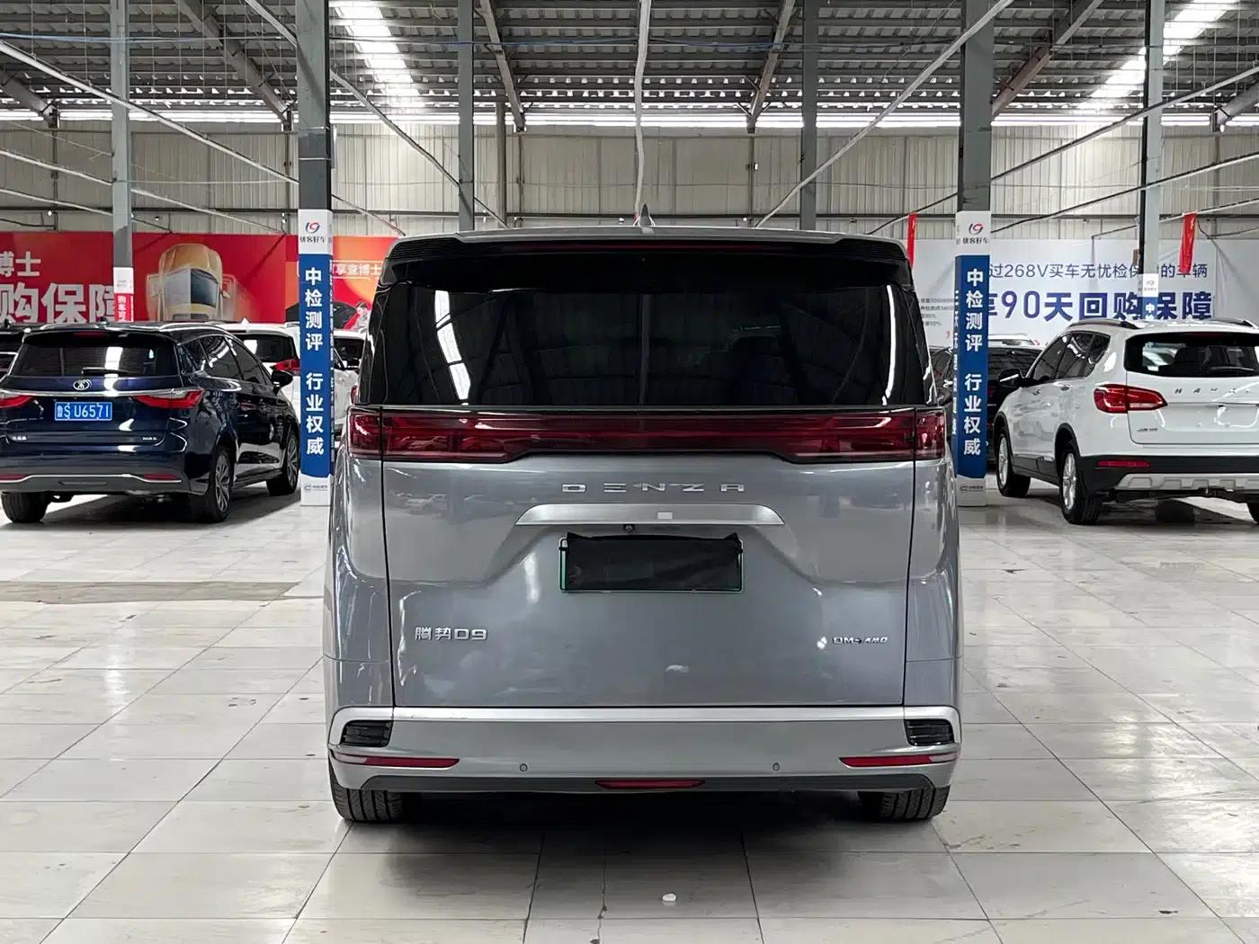 Denza D9 2022 DM-i 970 AWD Flagship Edition — миниатюра 17