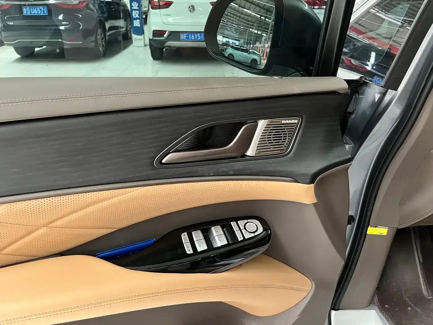 Denza D9 2022 DM-i 970 AWD Flagship Edition — миниатюра 6