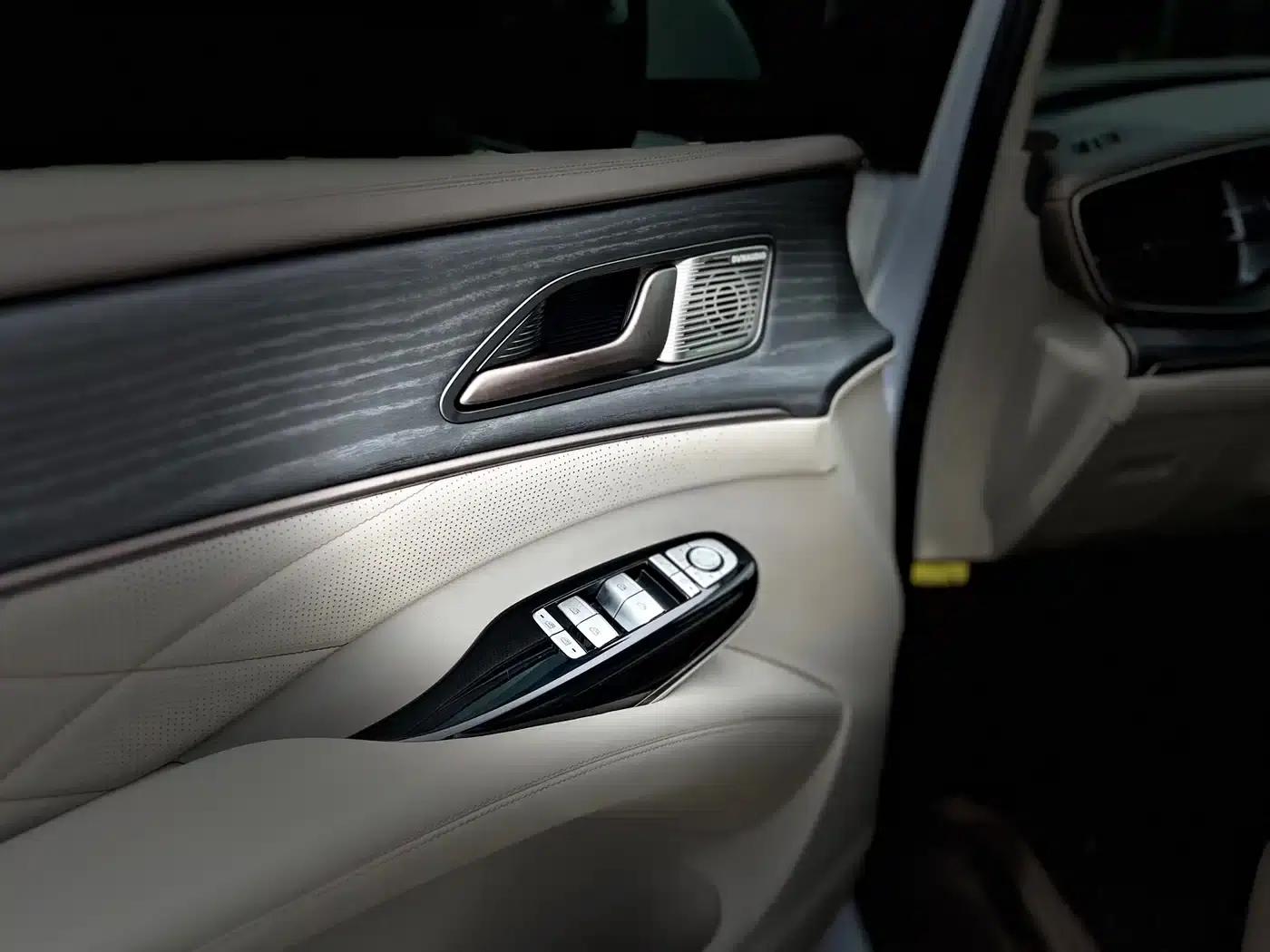 Denza D9 2022 DM-i 970 AWD Flagship Edition — миниатюра 13