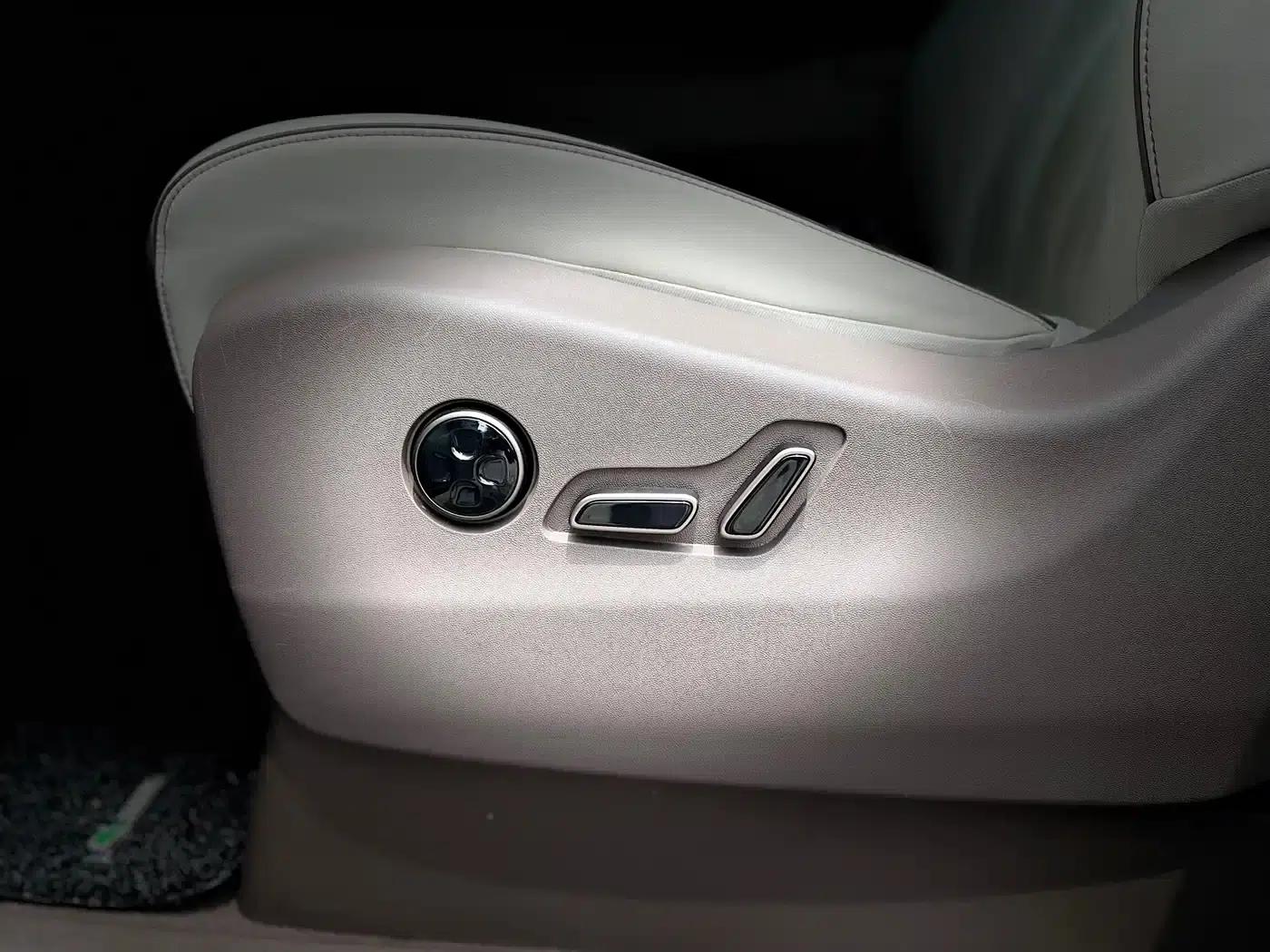 Denza D9 2022 DM-i 970 AWD Flagship Edition — миниатюра 14