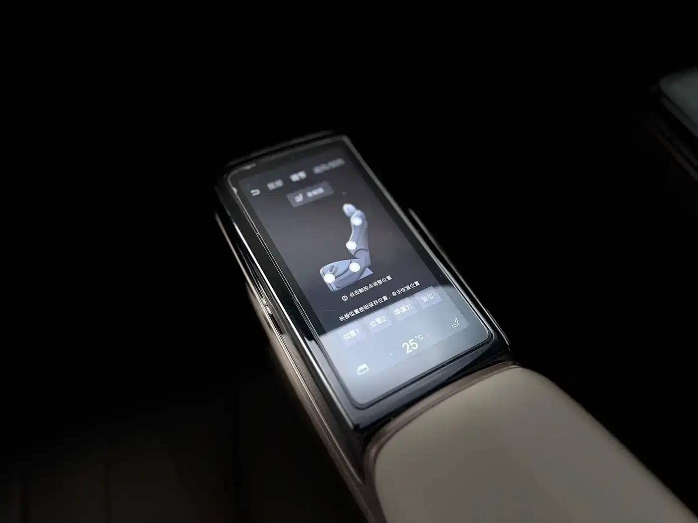 Denza D9 2022 DM-i 970 AWD Flagship Edition — миниатюра 15