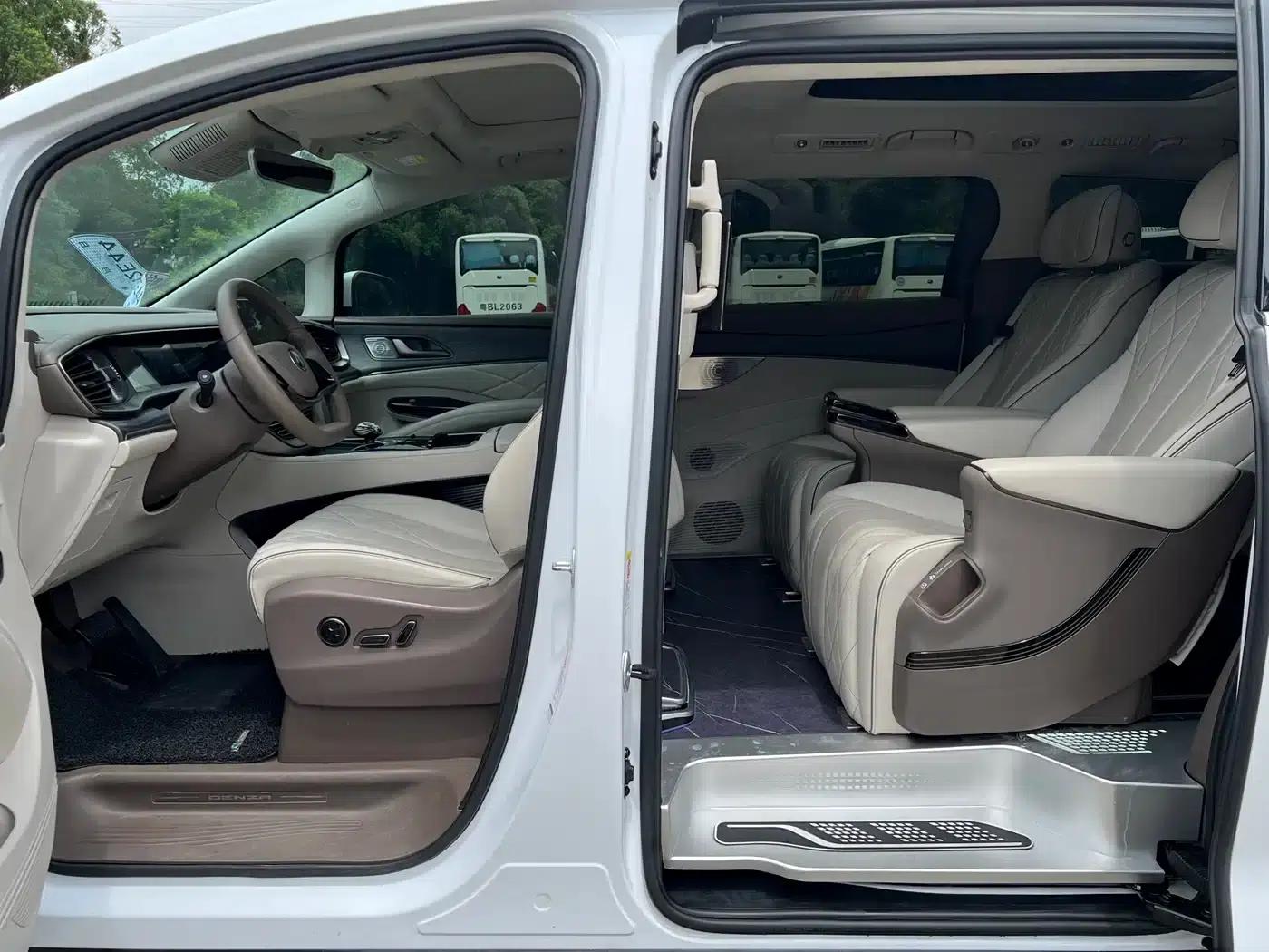 Denza D9 2022 DM-i 970 AWD Flagship Edition — миниатюра 7