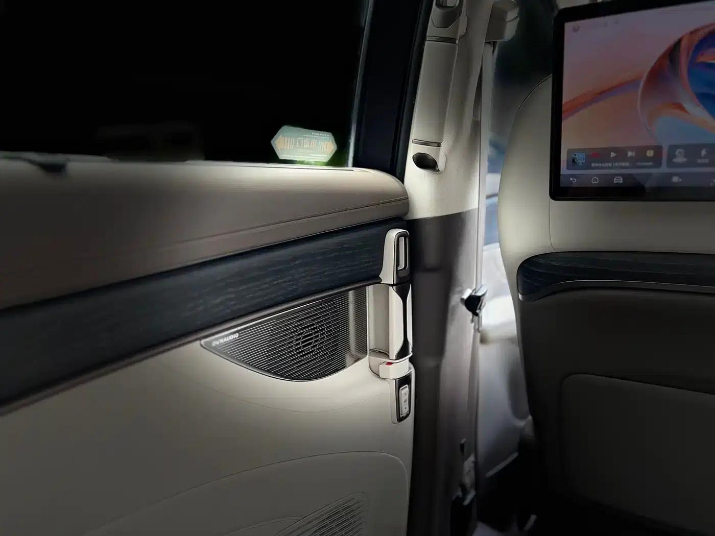 Denza D9 2022 DM-i 970 AWD Flagship Edition — миниатюра 8