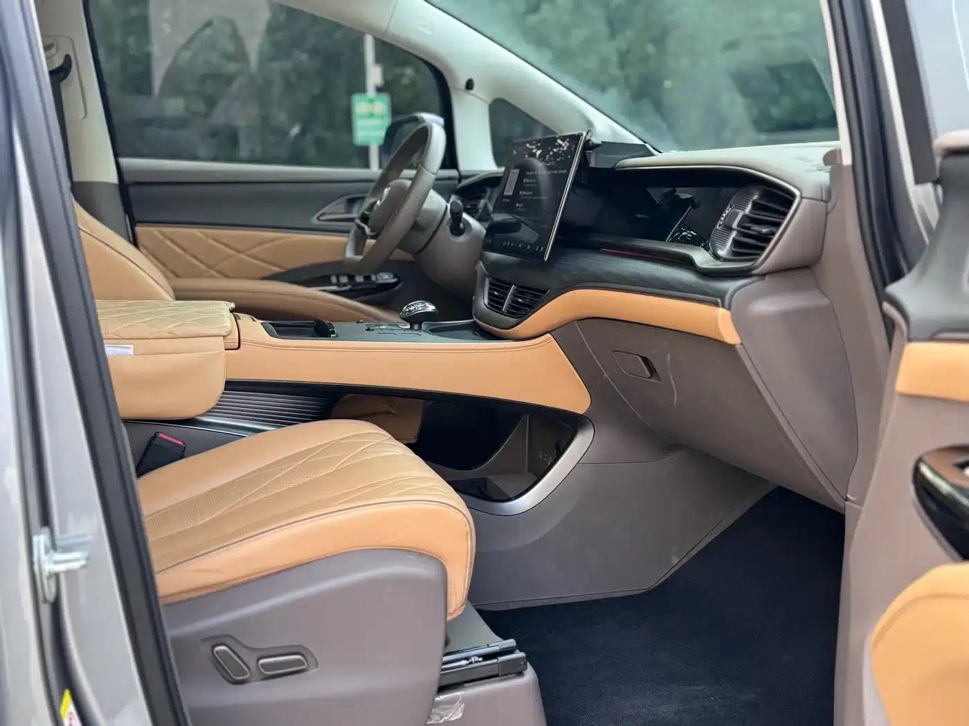 Denza D9 2022 DM-i 970 AWD Flagship Edition — миниатюра 11