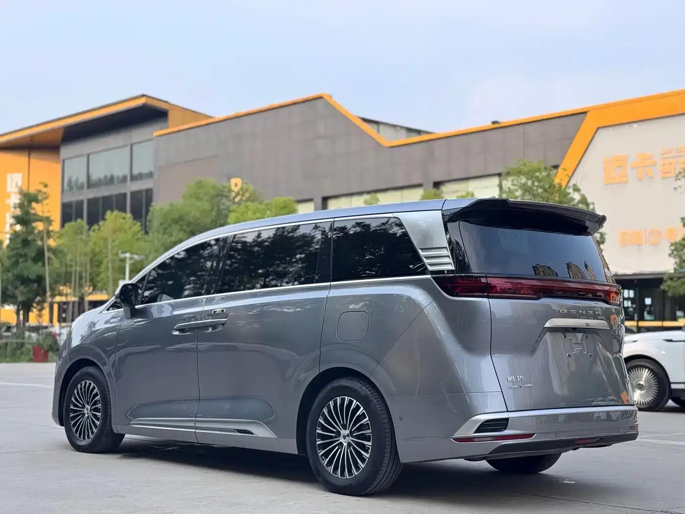 Denza D9 2022 DM-i 970 AWD Flagship Edition — миниатюра 17