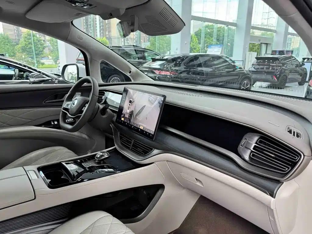 Denza D9 2022 DM-i 970 AWD Flagship Edition — миниатюра 12