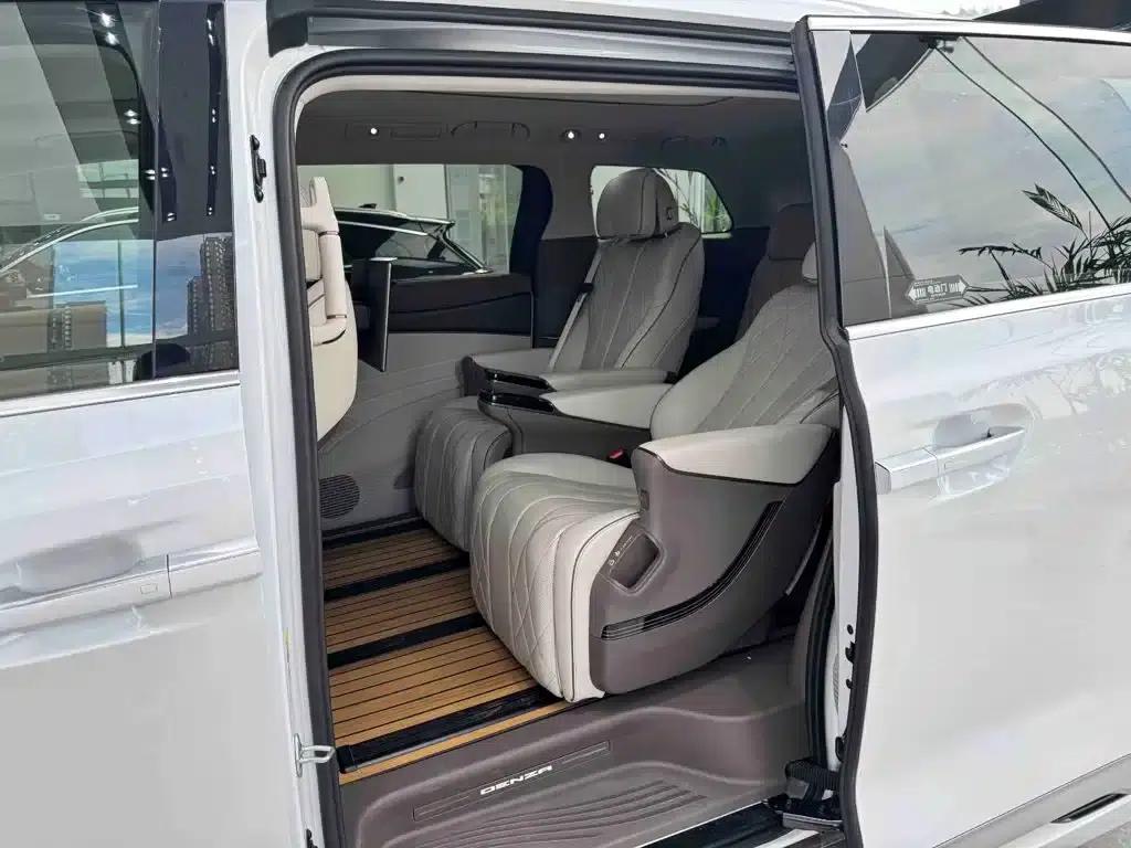 Denza D9 2022 DM-i 970 AWD Flagship Edition — миниатюра 10