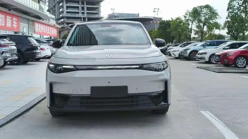 Leapmotor C10 2024 Range Extended Electric 210 Smart Edition — миниатюра 2