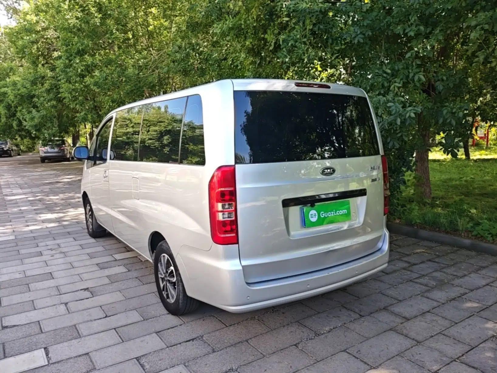 JAC Refine M3 2019 PLUS IKEA Edition 1.8L Luxury 9-Seater — миниатюра 4