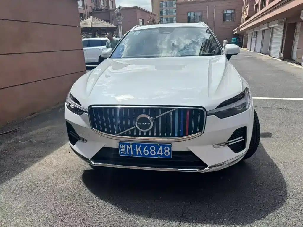 2022 Volvo XC60 B5 AWD Inscription Luxury Edition — миниатюра 4