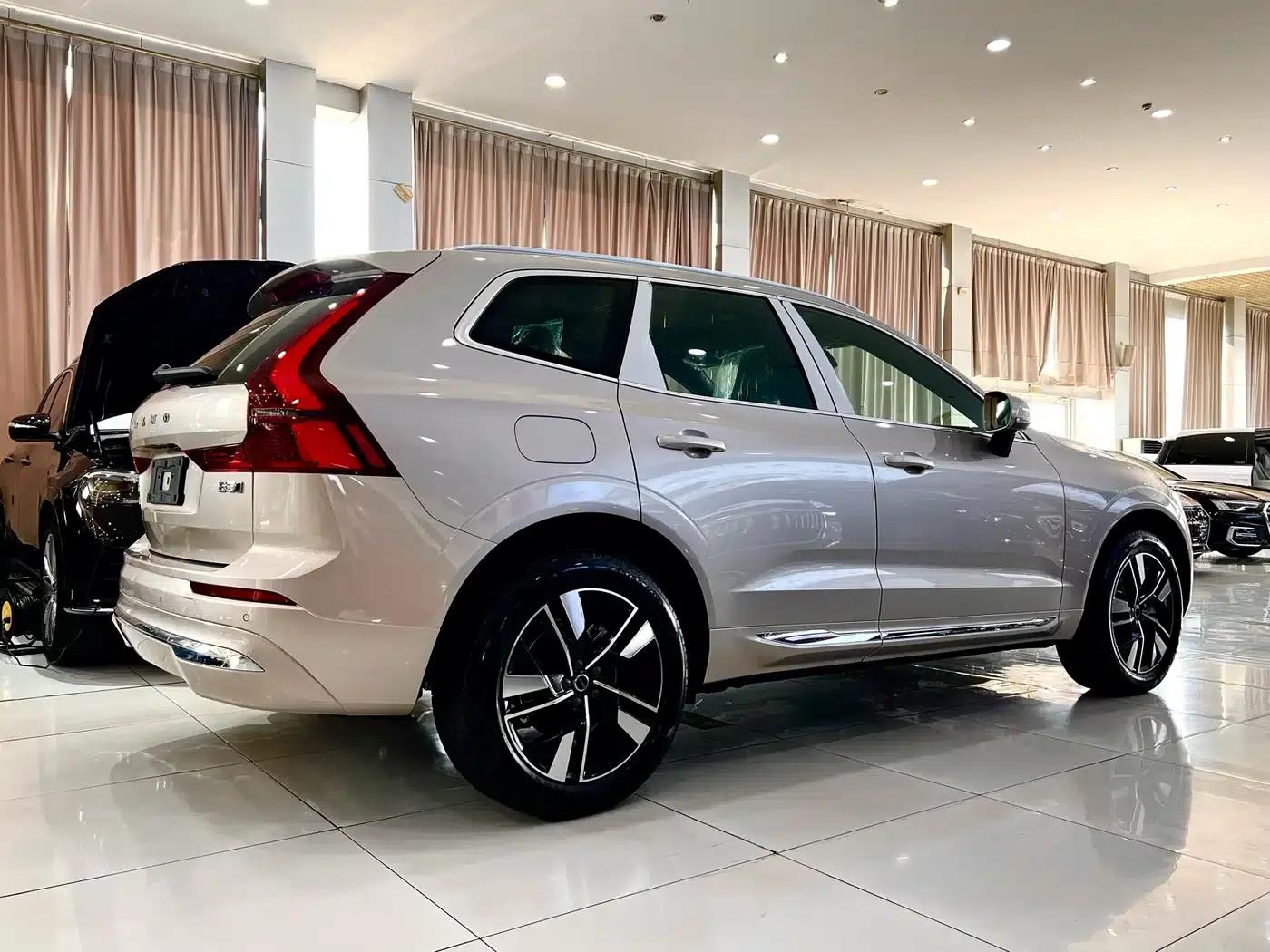 2026 Volvo XC60 B5 AWD Inscription Luxury Edition — миниатюра 3