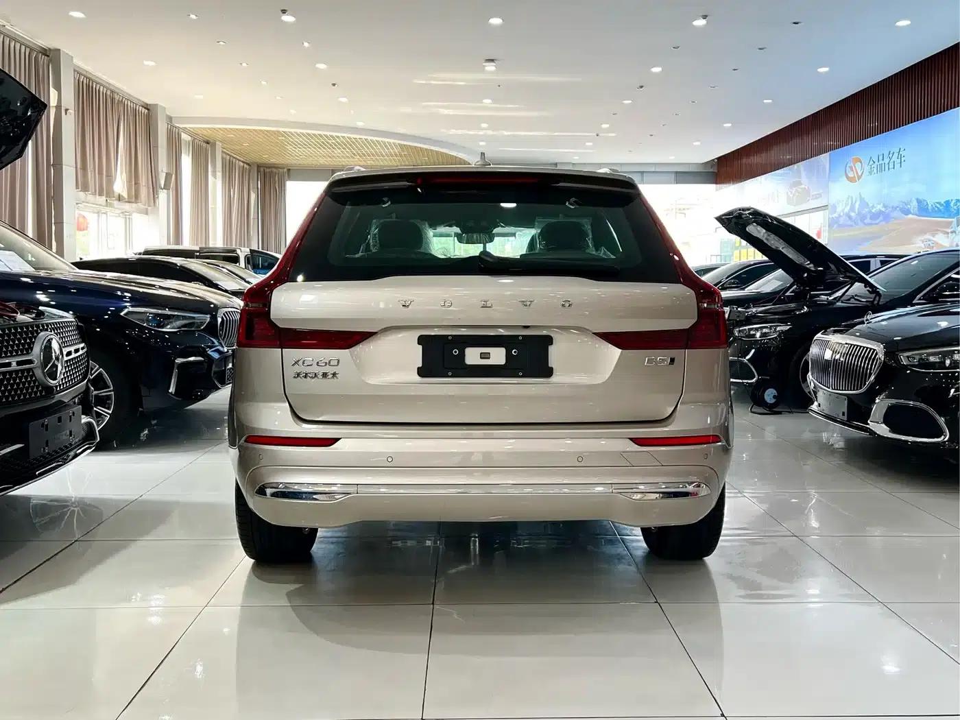 2026 Volvo XC60 B5 AWD Inscription Luxury Edition — миниатюра 4