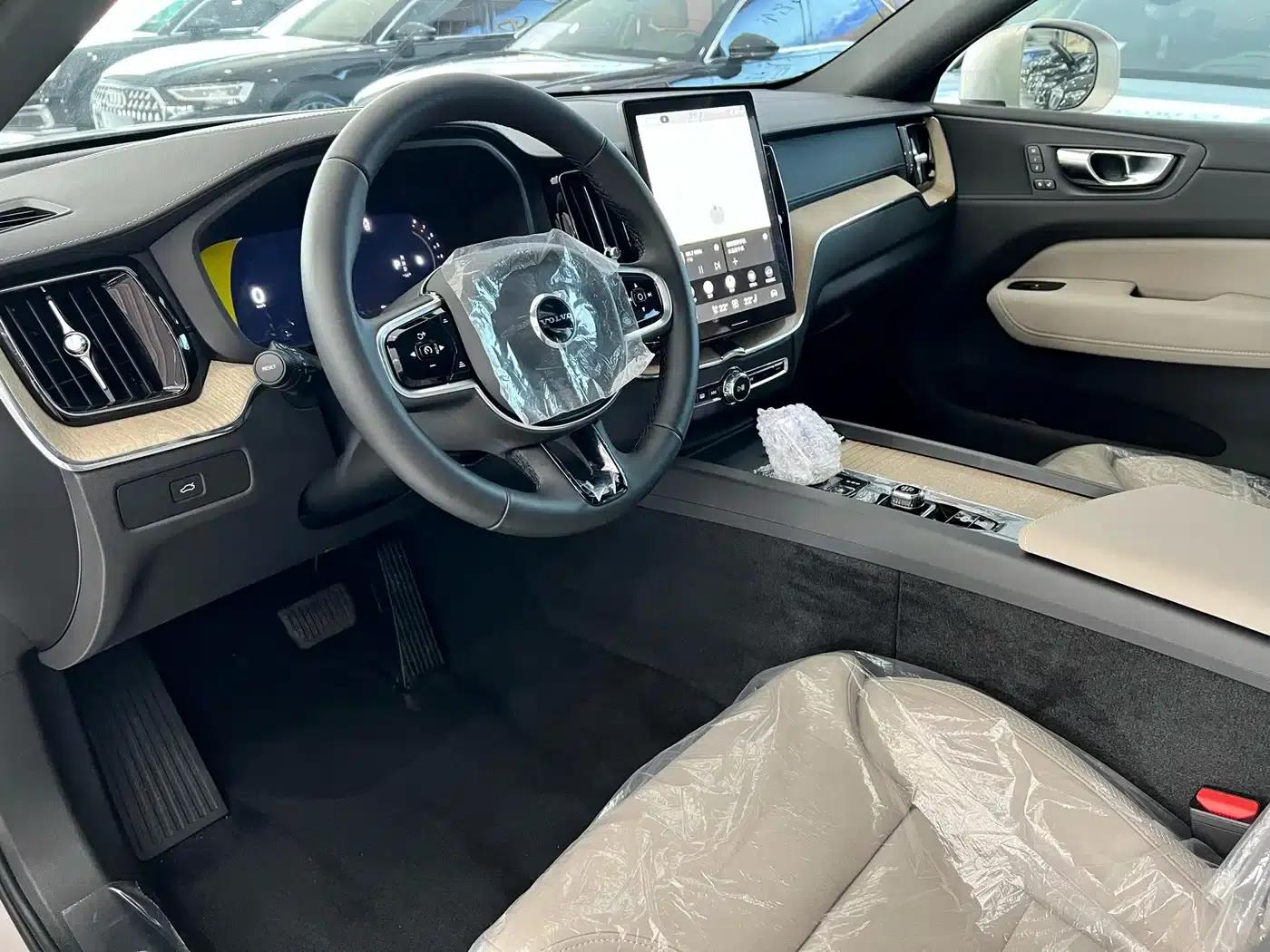 2026 Volvo XC60 B5 AWD Inscription Luxury Edition — миниатюра 6