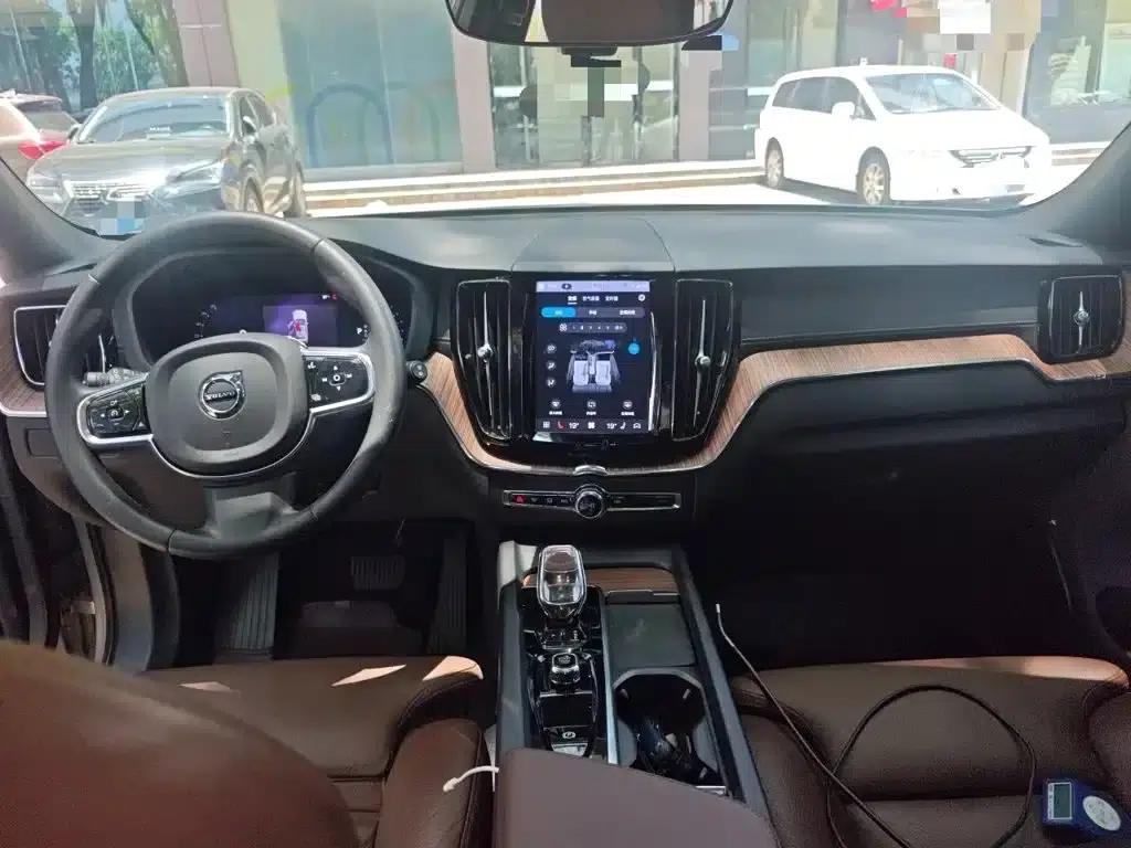 2023 Volvo XC60 B5 AWD Inscription Luxury Edition — миниатюра 10