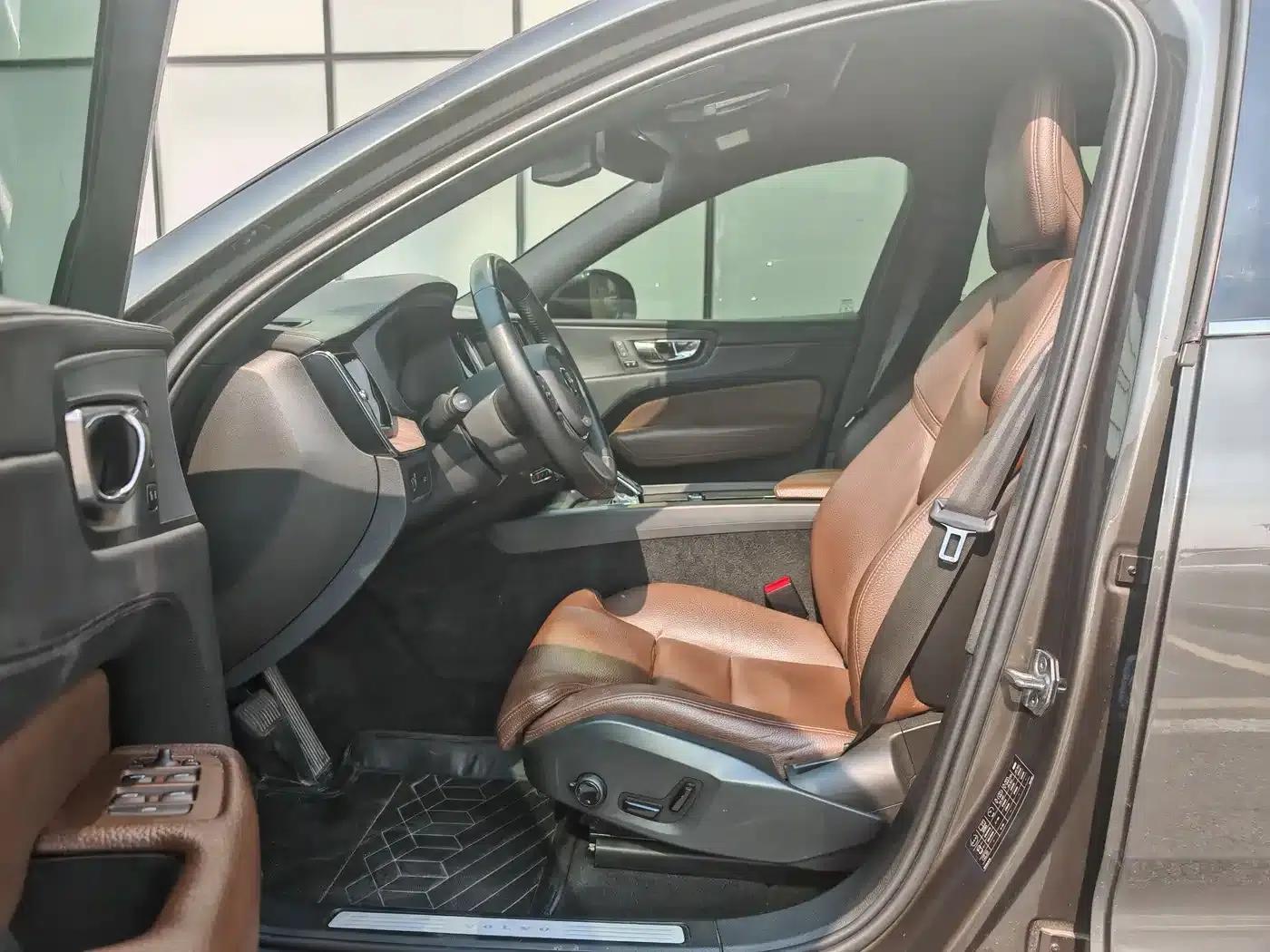 2022 Volvo XC60 B5 AWD Inscription Luxury Edition — миниатюра 11