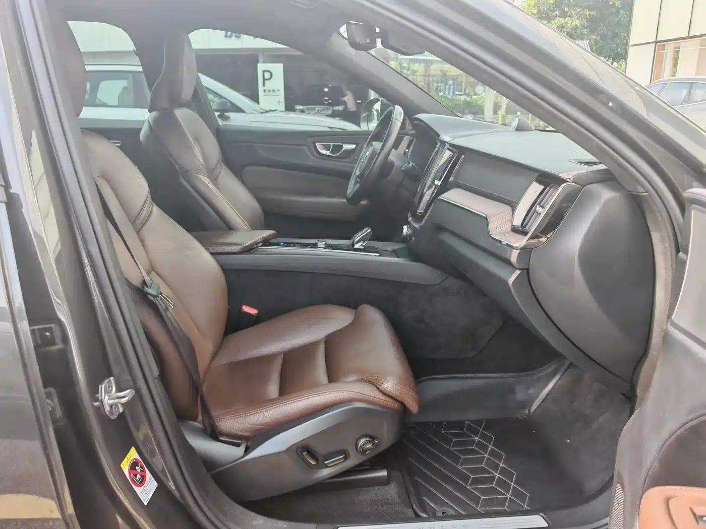 2022 Volvo XC60 B5 AWD Inscription Luxury Edition — миниатюра 24
