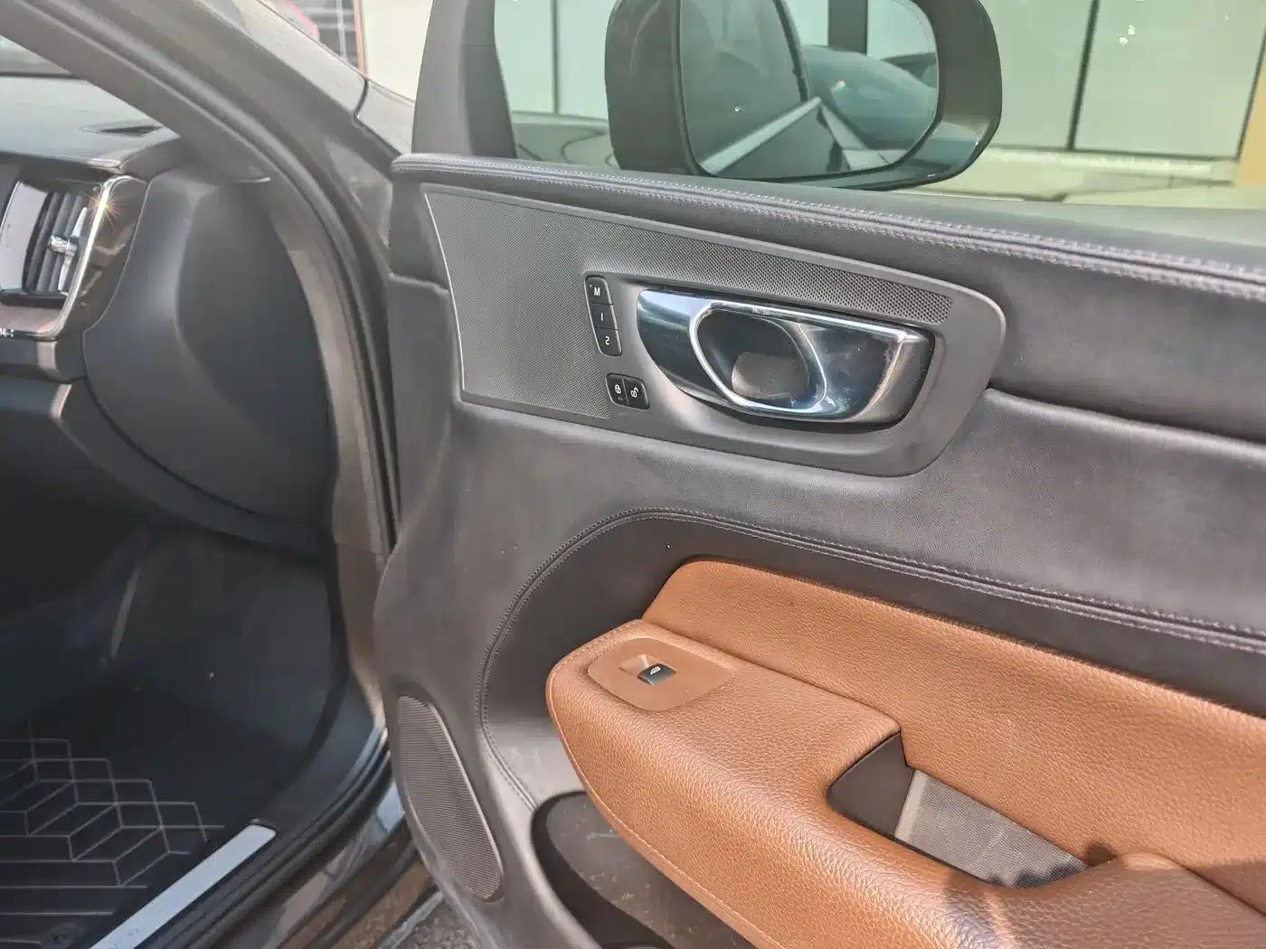 2022 Volvo XC60 B5 AWD Inscription Luxury Edition — миниатюра 25