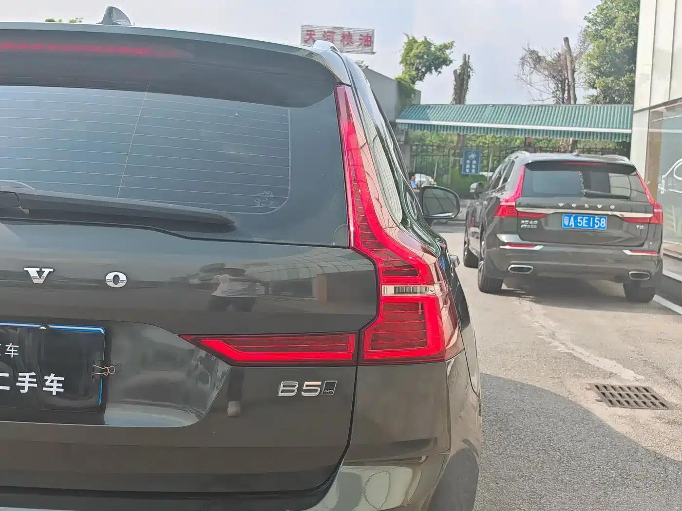 2022 Volvo XC60 B5 AWD Inscription Luxury Edition — миниатюра 9