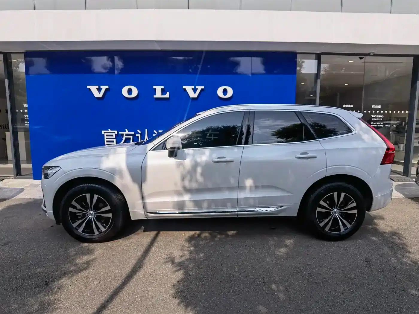 2023 Volvo XC60 B5 AWD Inscription Luxury Edition — миниатюра 4