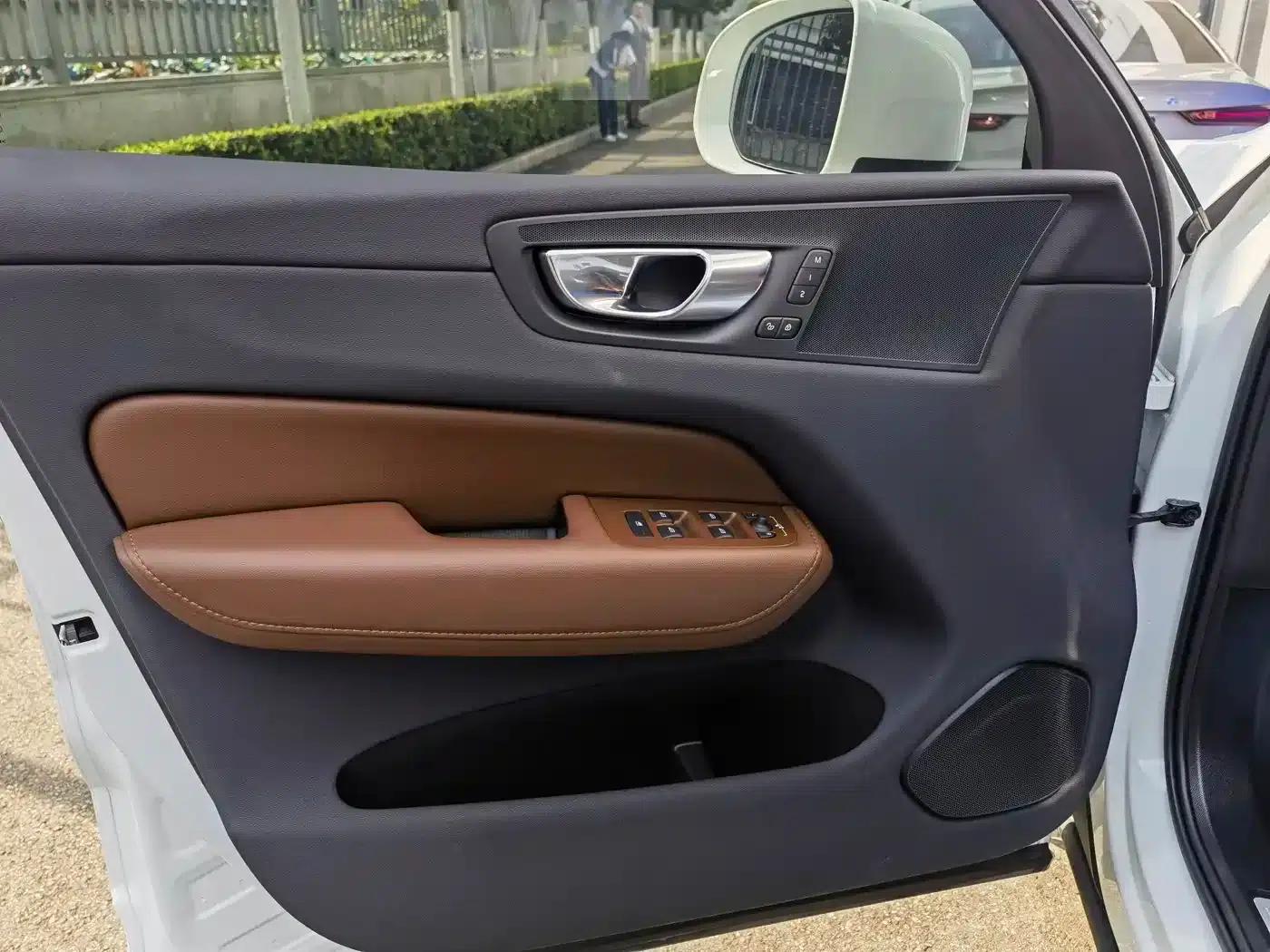 2023 Volvo XC60 B5 AWD Inscription Luxury Edition — миниатюра 7
