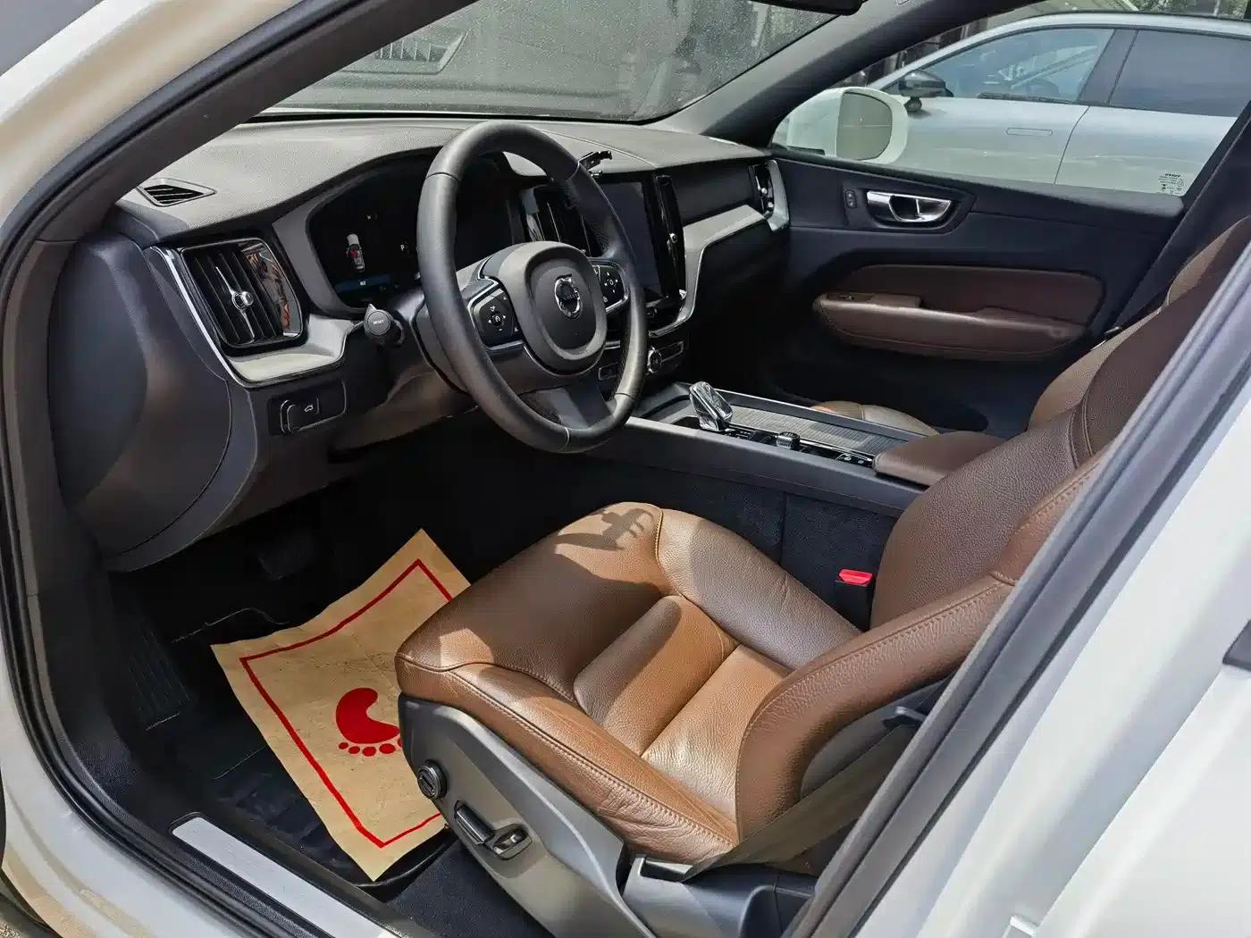 2023 Volvo XC60 B5 AWD Inscription Luxury Edition — миниатюра 8