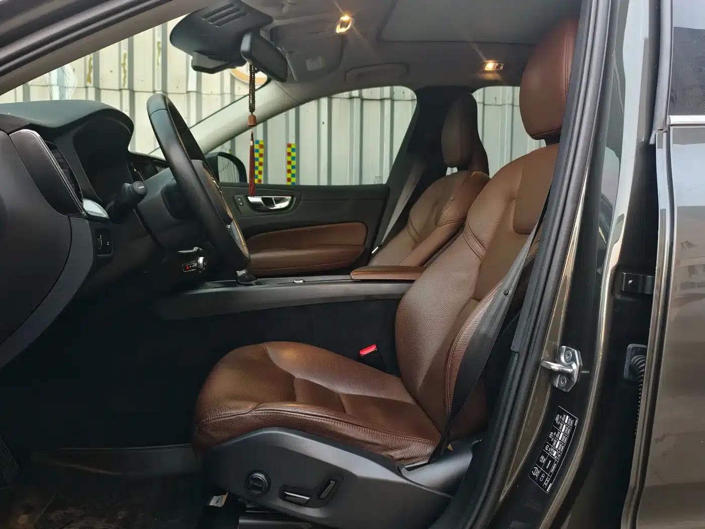 2020 Volvo XC60 T5 AWD Inscription Luxury Edition — миниатюра 7