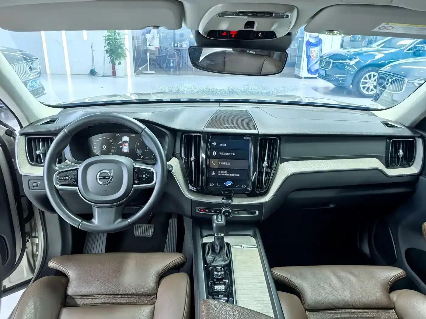 2020 Volvo XC60 T5 AWD Inscription Luxury Edition — миниатюра 3
