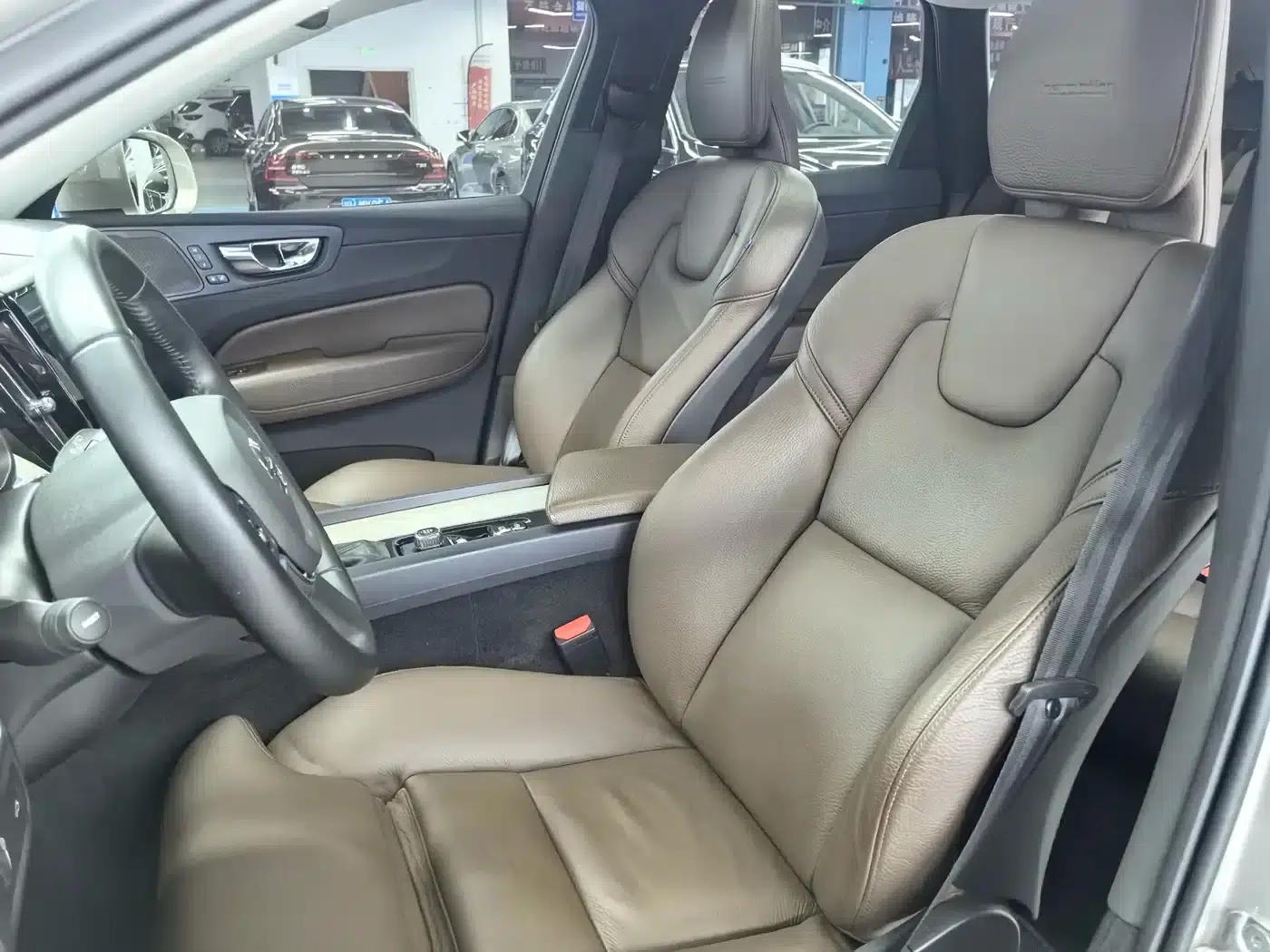 2020 Volvo XC60 T5 AWD Inscription Luxury Edition — миниатюра 4