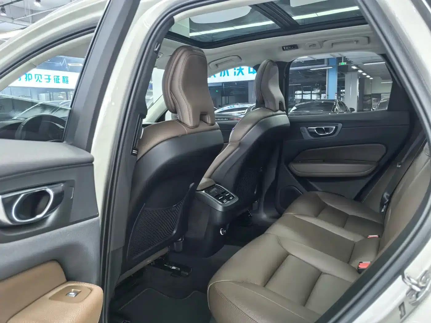 2020 Volvo XC60 T5 AWD Inscription Luxury Edition — миниатюра 6