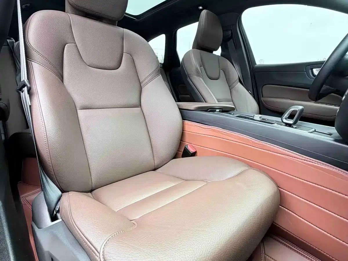 2025 Volvo XC60 B5 AWD Inscription Luxury Edition — миниатюра 3
