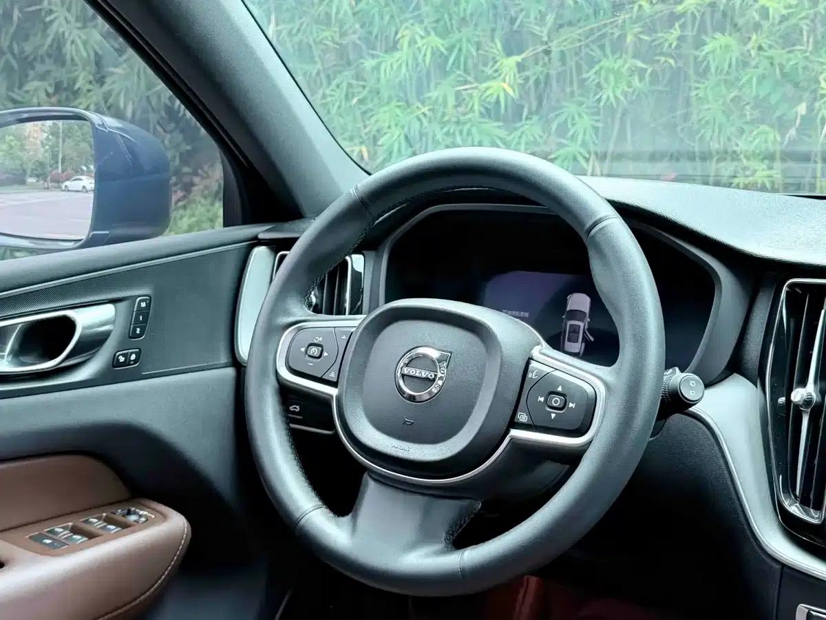 2025 Volvo XC60 B5 AWD Inscription Luxury Edition — миниатюра 4