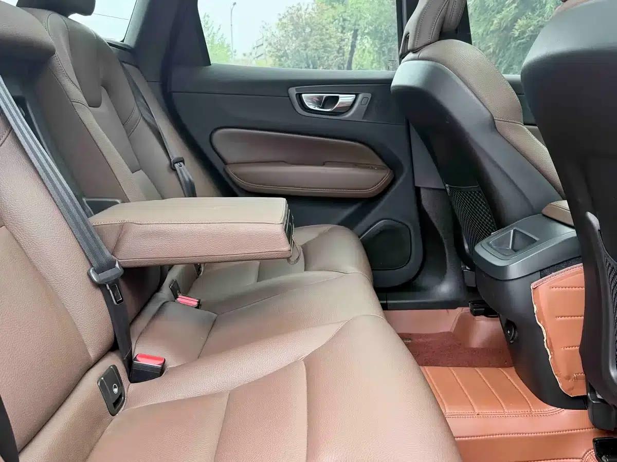 2025 Volvo XC60 B5 AWD Inscription Luxury Edition — миниатюра 5