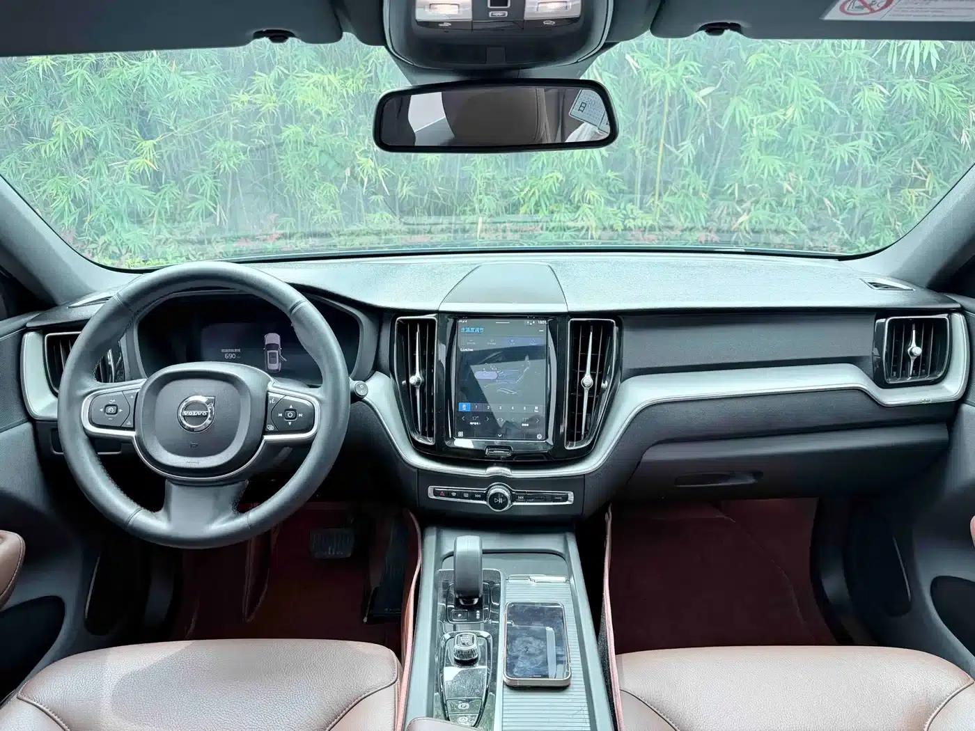 2025 Volvo XC60 B5 AWD Inscription Luxury Edition — миниатюра 6