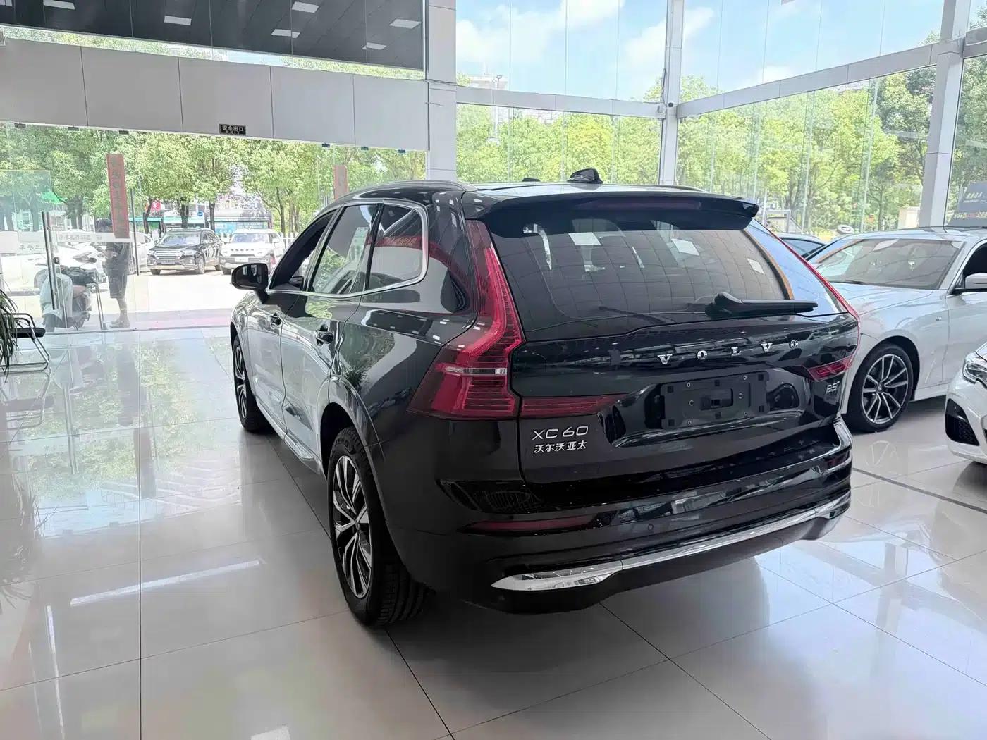 2025 Volvo XC60 B5 AWD Inscription Luxury Edition — миниатюра 7