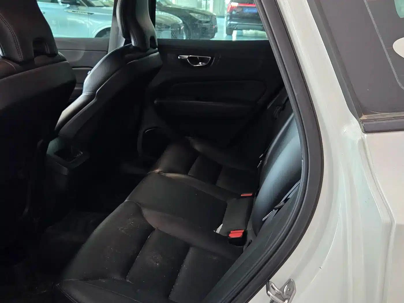2021 Volvo XC60 T5 AWD Inscription Luxury Edition — миниатюра 8