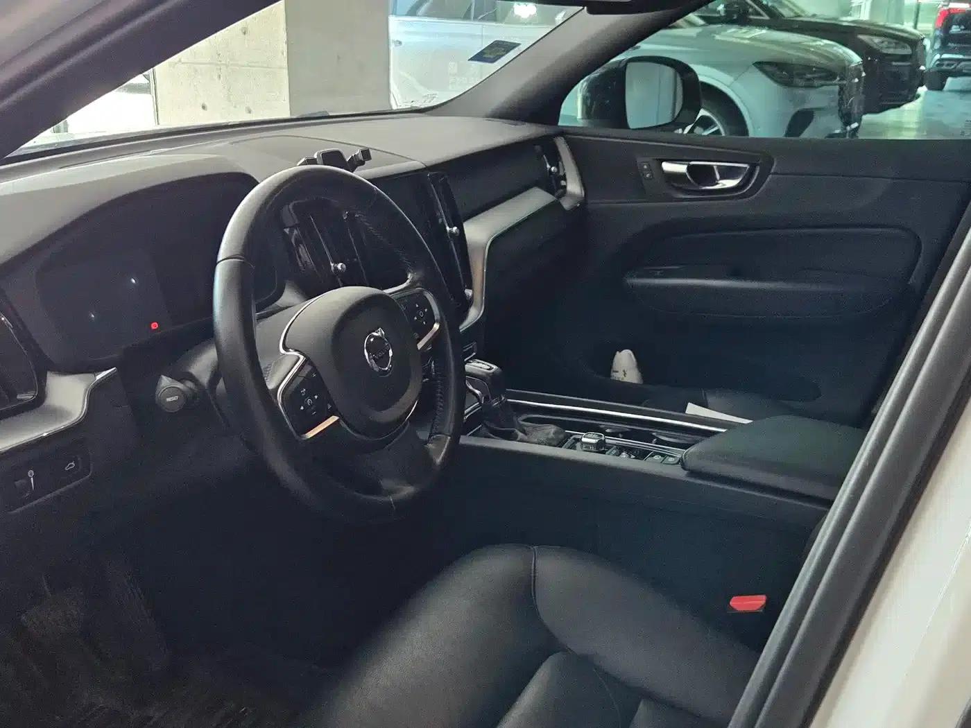 2021 Volvo XC60 T5 AWD Inscription Luxury Edition — миниатюра 9