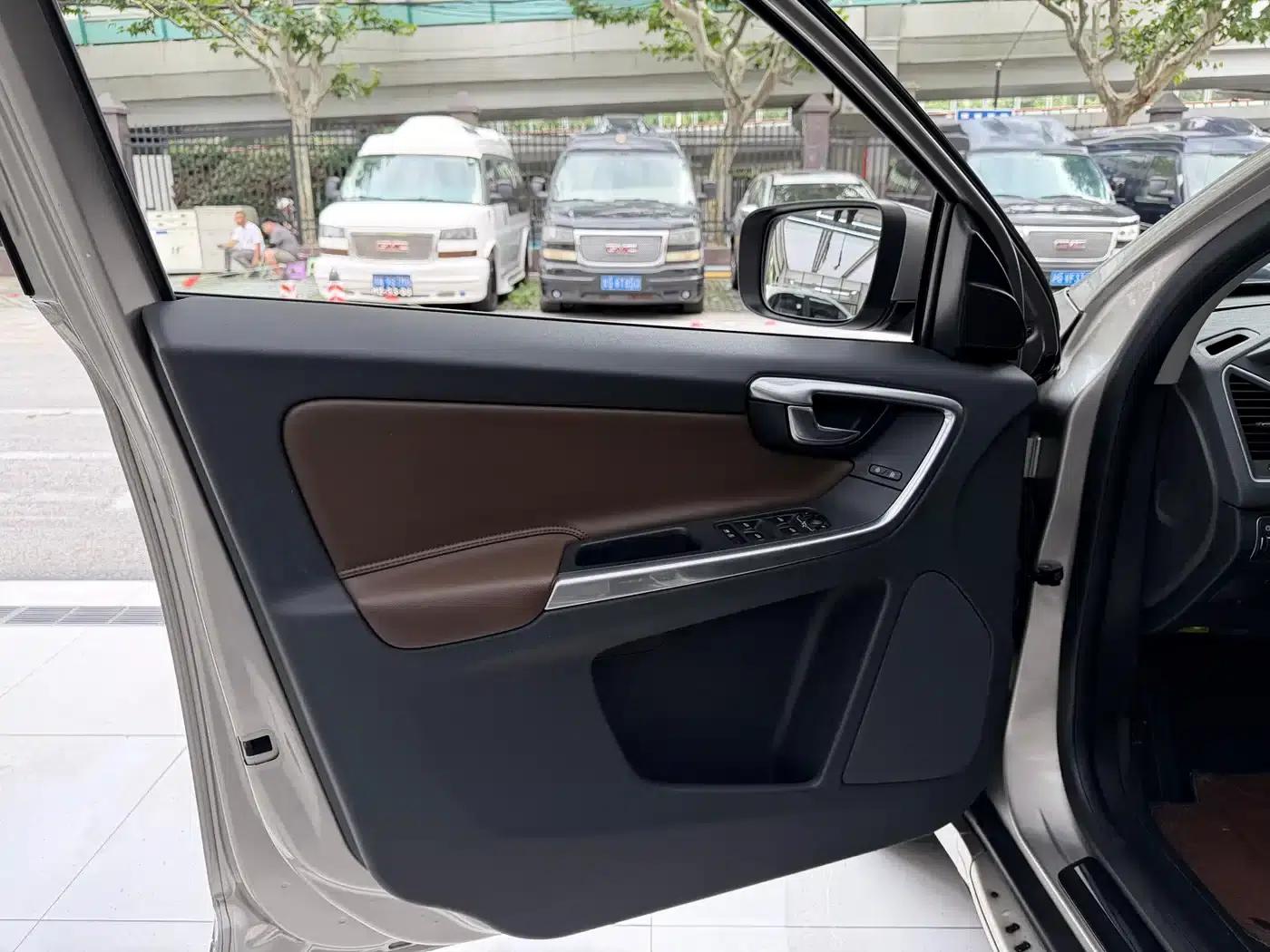 2016 Volvo XC60 T5 Smart Edition — миниатюра 5