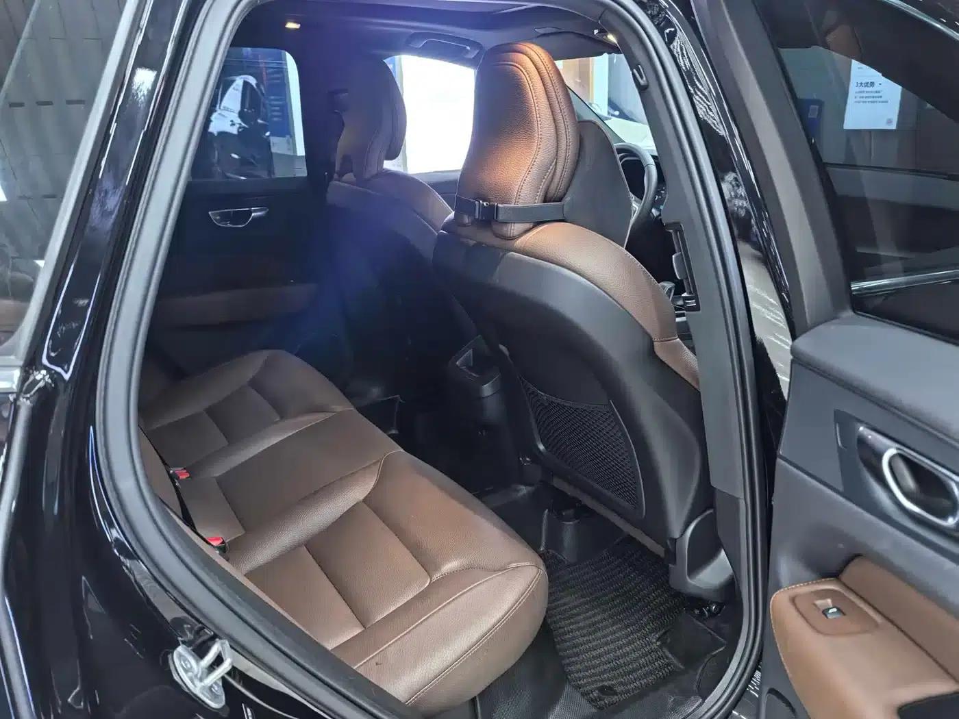 2025 Volvo XC60 B5 AWD Inscription Luxury Edition — миниатюра 11