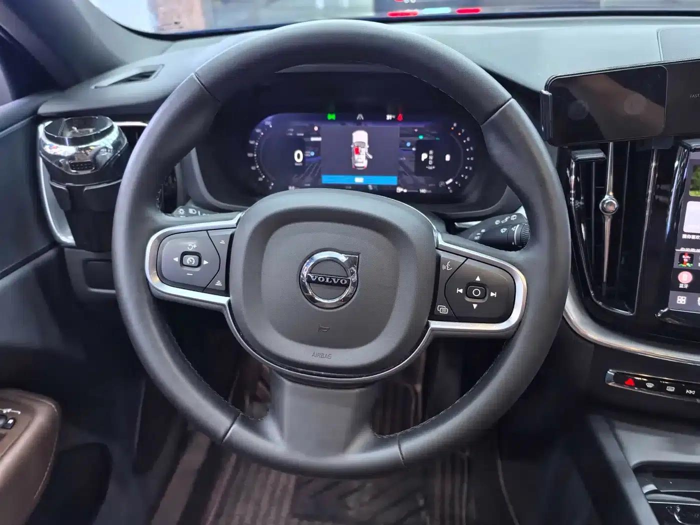 2025 Volvo XC60 B5 AWD Inscription Luxury Edition — миниатюра 13