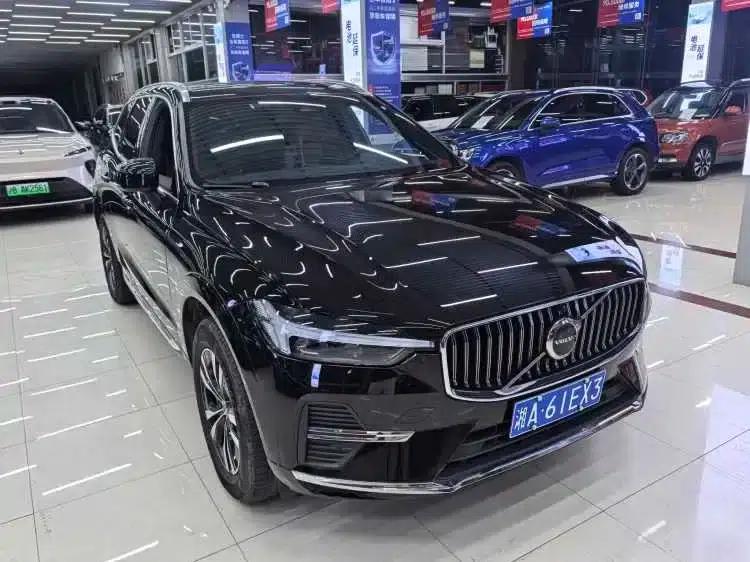 2025 Volvo XC60 B5 AWD Inscription Luxury Edition — миниатюра 3