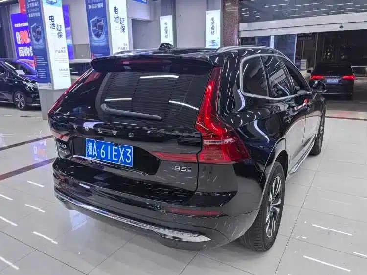 2025 Volvo XC60 B5 AWD Inscription Luxury Edition — миниатюра 4