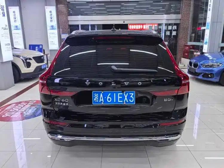 2025 Volvo XC60 B5 AWD Inscription Luxury Edition — миниатюра 5