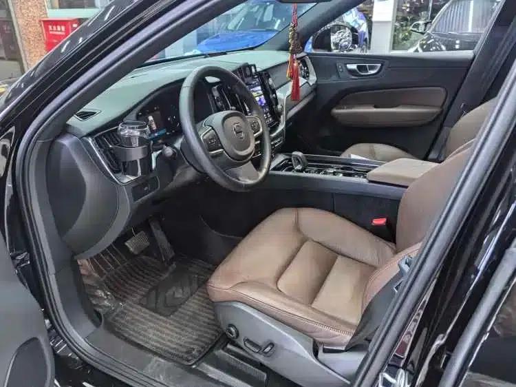 2025 Volvo XC60 B5 AWD Inscription Luxury Edition — миниатюра 7