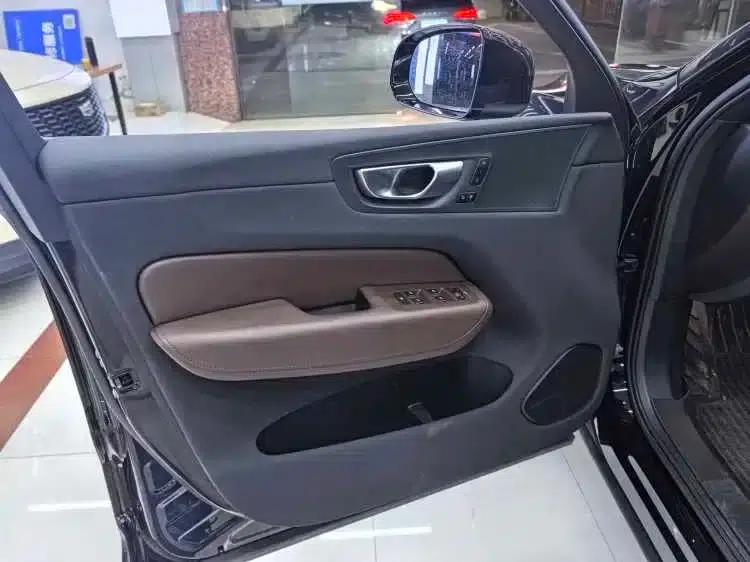 2025 Volvo XC60 B5 AWD Inscription Luxury Edition — миниатюра 8
