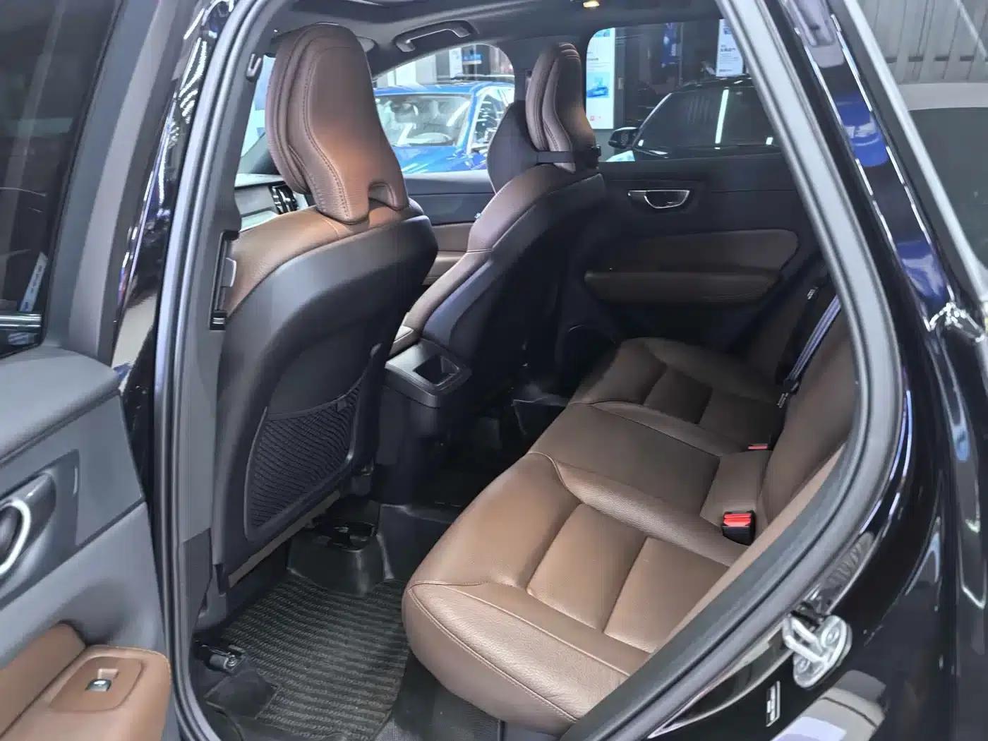 2025 Volvo XC60 B5 AWD Inscription Luxury Edition — миниатюра 9