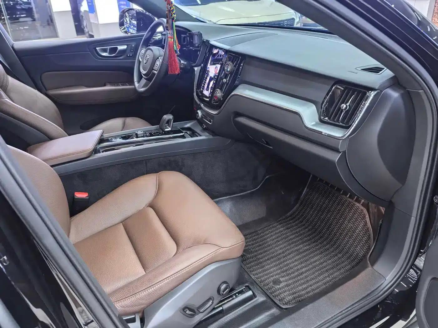 2025 Volvo XC60 B5 AWD Inscription Luxury Edition — миниатюра 10