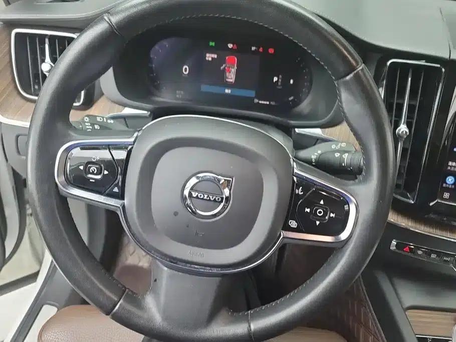 2022 Volvo XC60 B5 AWD Inscription Luxury Edition — миниатюра 15