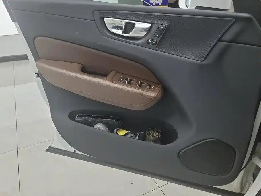2022 Volvo XC60 B5 AWD Inscription Luxury Edition — миниатюра 7