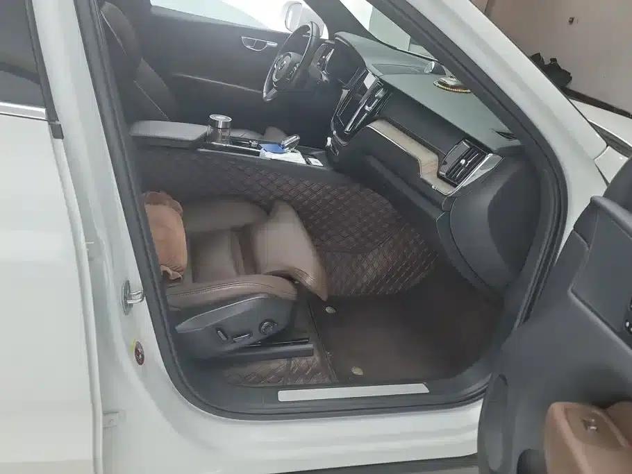 2022 Volvo XC60 B5 AWD Inscription Luxury Edition — миниатюра 8