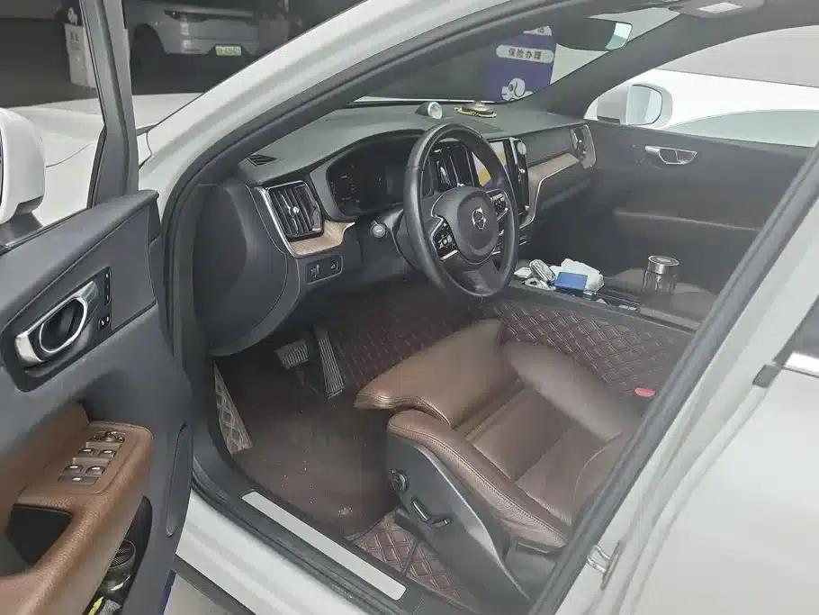 2022 Volvo XC60 B5 AWD Inscription Luxury Edition — миниатюра 9